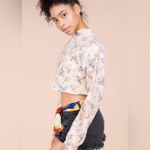 C̺͆L̺͆E̺͆A̺͆R̺͆A̺͆N̺͆C̺͆E̺͆ POL Floral Crop Sweater - Picture 2 of 3